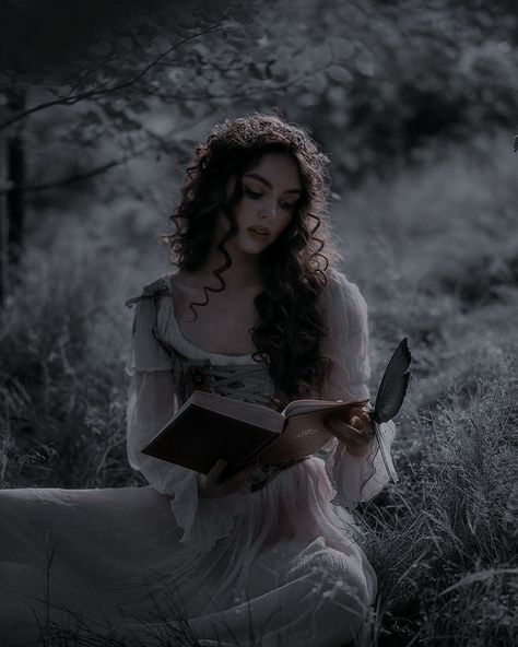 Medieval Aesthetic, Fairytale Aesthetic, Dark Fairytale, Queen Aesthetic, Village Girl, Ethereal Aesthetic, Royalty Aesthetic, Royal Aesthetic, Fairytale Photography