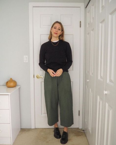 Japanese Fall Fashion Women, Minimal Work Outfit, Minimalist Wardrobe Women, Emily Lightly, Capsule Packing, Scandi Street Style, French Capsule Wardrobe, Witchy Grunge, Capsule Wardrobe Women