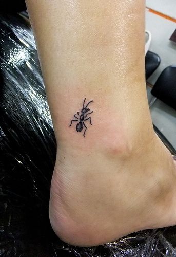 Tiny Ant Tattoo, Small Ant Tattoo, Ant Tattoo Small Cute, Ant Tattoo Cute, Ants Tattoo, Aunt Tattoo, Ant Tattoo, Symbols Of Strength Tattoos, Soulmate Au