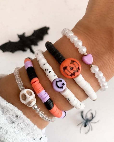 Bracelet Patterns Halloween, Beaded Bracelets Fall, Cute Halloween Crafts For Adults, Halloween Clay Bracelets, Diy Halloween Bracelets, Bracelet Ideas Halloween, Halloween Beaded Bracelet, Homemade Bracelets With Beads, Halloween Friendship Bracelet