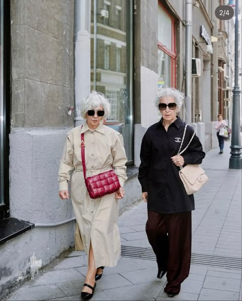 Old Woman Aesthetic, Old Lady Fashion, Grandmother Aesthetic, Grandma Clothes, 70s Clothing, Monochrome Outfit, Dark Outfits, Advanced Style, Old People