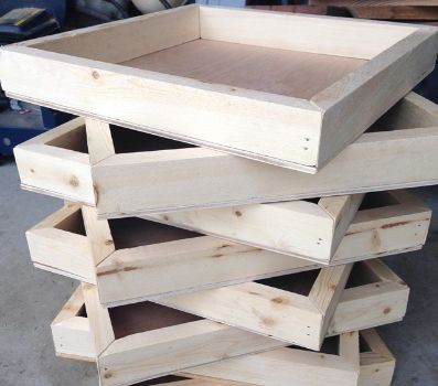 Wood Tray DIY Flower Tray Decoration Wedding, Wedding Wood Centerpieces, Diy Dulang Hantaran, Dulang Hantaran Ideas Rustic, Box Hantaran Rustic, Dulang Hantaran Kayu Pallet, Wood Tray Centerpiece, Diy Wood Tray, Beach Centerpiece