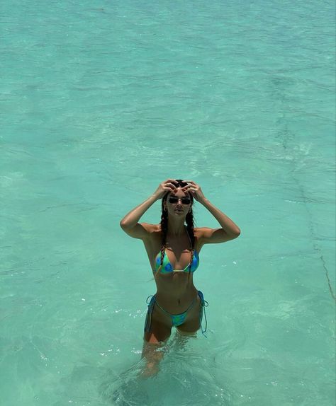 Corpo Kendall Jenner, Kendall Jenner Swimsuit, Summer Poses, Kendall Jenner Outfits, Foto Poses, Beach Poses, In The Ocean, Summer Aesthetic, Kendall Jenner