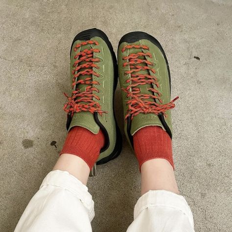 Shoe Fashion Editorial, Keen Shoes Outfit, Keen Jasper Outfit, Keen Jasper, Textiles Fashion, Sneakers Outfit, Suho, Hiking Shoes, Cute Shoes