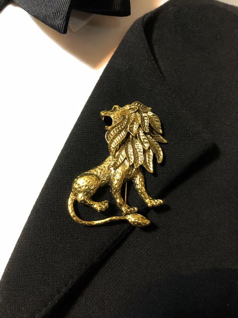 Broch Design For Men Gold, Luxury Formal Brooches With Intricate Design, Broach For Men, Gold Brooch For Men, Lion Accessories, Gold Jewellery For Men, Luxury Men's Jewelry Brooch, Luxury Brooches With Intricate Design, Luxury Gold Medallion Brooches