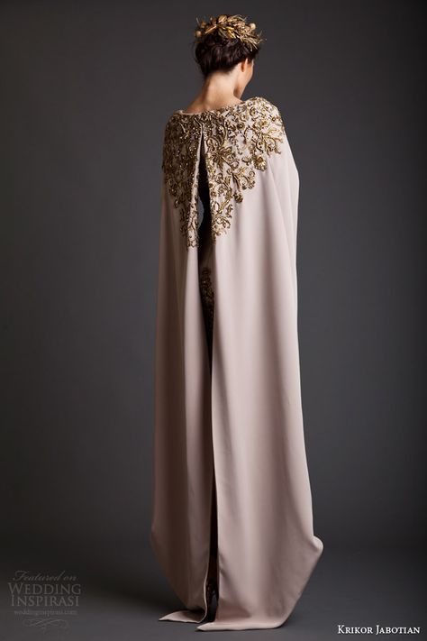 krikor jabotian spring 2014 couture akhtamar short wedding dress embroidered floor length cape back view Krikor Jabotian, Cocktail Dress Elegant, Mode Abaya, 2014 Dresses, Gold Embroidery, Back View, Fantasy Fashion, Mode Inspiration, Beautiful Gowns