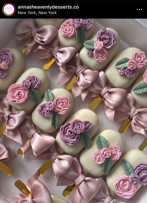 Cakesicles With Flowers, Floral Cakesicles, Cakesicles Design, Floral Cake Pops, Chocolate Coverd Strawberries, Cake Sicles, Cakesicles Ideas, Elegant Cake Pops, Chocolate Bonbons Recipe