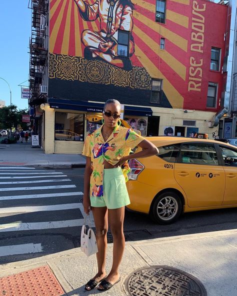 It Girls Are Wearing Hawaiian Shirts That Are 10 Times Cooler Than Your Dad's Tropical Shirt Outfit, Fall Boot Trend, Hawaiian Shirt Outfit, Hawaiian Shirt Women, Popsugar Fashion, Tropical Shirts, Cool Hawaiian Shirts, Puff Sleeve Dresses, Summer Trends