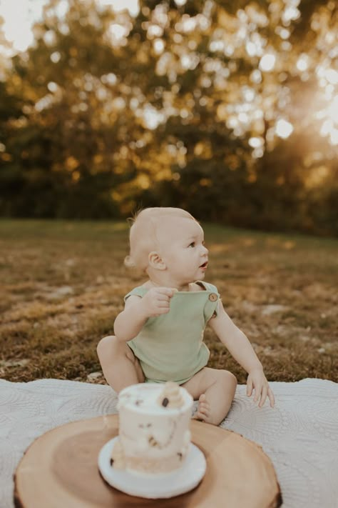 Cake Smash Photography Outdoor, Outdoors Cake Smash, Outdoor Cake Smash Boy, Outdoor Smash Cake Photoshoot, Cake Smash Photos Outdoor, Cake Smash Outside, First Birthday Outdoor Photoshoot, Outdoor 1st Birthday Pictures, Outdoor First Birthday Pictures