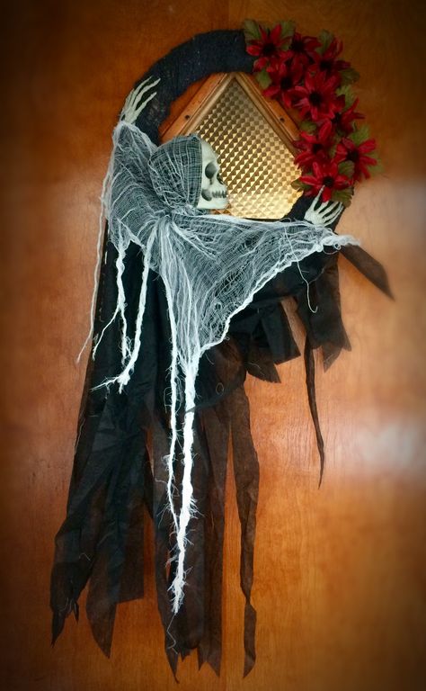 Porta Halloween, Scary Halloween Wreath, Halloween Outside, Homemade Halloween Decorations, Diy Halloween Wreath, Creepy Halloween Decorations, Easy Halloween Decorations, Adornos Halloween, Halloween Centerpiece