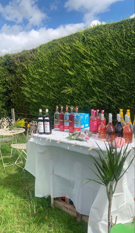 Garden Party Alcohol, Uk Garden Party, 18th Garden Party, Garden Summer Party, 16 Birthday Pool Party, 21st Garden Party, Garden Party Seating, Garden Party Bar, Summer Garden Party Ideas