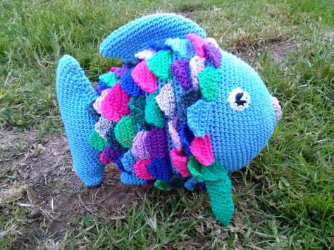 de mooiste vis van de zee Rainbow Fish Crochet Pattern, Crochet Story Book Characters, Crochet Book Characters, Story Sacks, Crochet Characters, Book Crochet, Mobile Ideas, Childrens Book Characters, Children's Book Characters