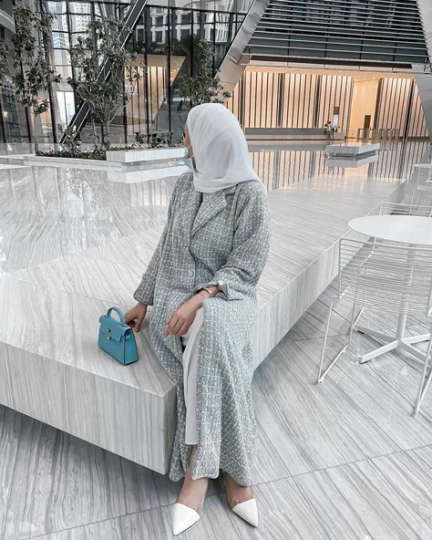 Tweed Abaya, Modern Abaya Style, Abaya Outfit, Cute Sweatpants Outfit, Casual Dresses For Teens, Modest Dresses Fashion, Modern Hijab Fashion, Modest Fashion Hijab, Mode Abaya