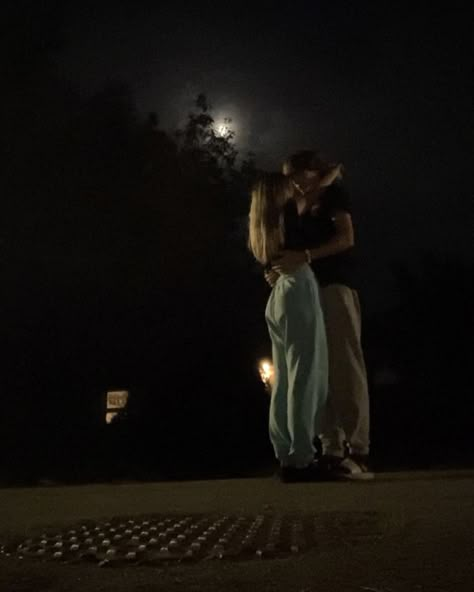 Teenage Couples, Love Aesthetic, Couple Goals Teenagers, Future Love, Cute Relationship Photos, Teen Love, Couple Dancing, Kissing Couples, Photo Couple