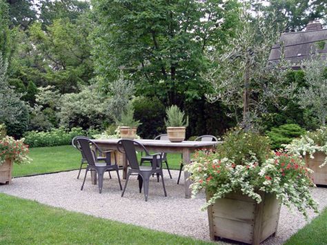 rectangle pea gravel area for dining table with planters in corners Decomposed Granite Patio, Pea Gravel Patio, Backyard Dining, Decomposed Granite, Gravel Patio, Flagstone Patio, Pea Gravel, Casa Exterior, Up House