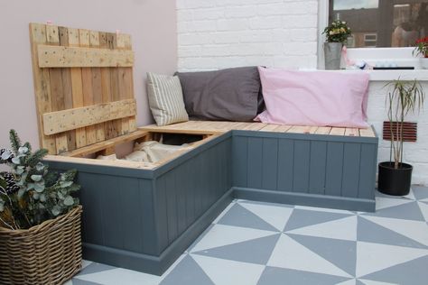 How to build a bench with built in storage, from pallets. This DIY is quick, easy and super super cheap!! Full tutorial here, if you fancy giving it a go... Diy Pallet Bench, Diy Bank, Pallet Seating, Storage Bench Seating, Pallet Bench, Upcycled Furniture Diy, Pallet Furniture Outdoor, Diy Renovation, Diy Pallet Projects