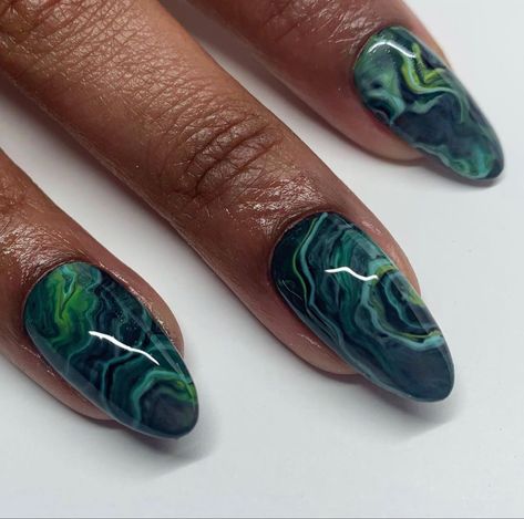 Malachite Nail Art, Green Magnetic Nails, Malachite Nails, Glossy Green Nails, Pretty Green Nails, Green Marble Nails, Nails Hacks, Boss Nails, Latina Nails