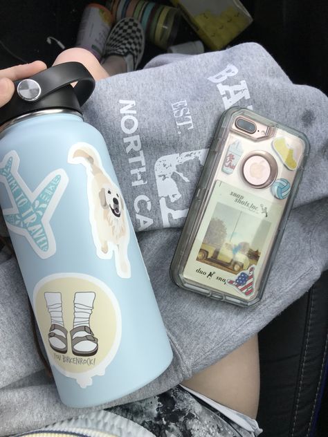 Water Bottle With Stickers Aesthetic, Aesthetic Water Bottle Stickers, Hydroflask Stickers Ideas, Water Bottle Aesthetic Stickers, Tumblr Bottle, Flask Aesthetic, Hydroflask Aesthetic, Shrek Cake, Bottle Aesthetic