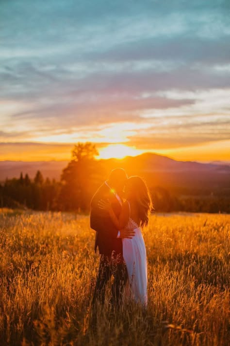 Couple Sunset Pictures, Summer Sunset Engagement Photos, Couples Sunset Photoshoot, Sunrise Engagement Pictures, Sunset Couple Pictures, Engagement Photos Sunset, Sunset Couple Photography, City Backgrounds, Sunset Engagement Pictures