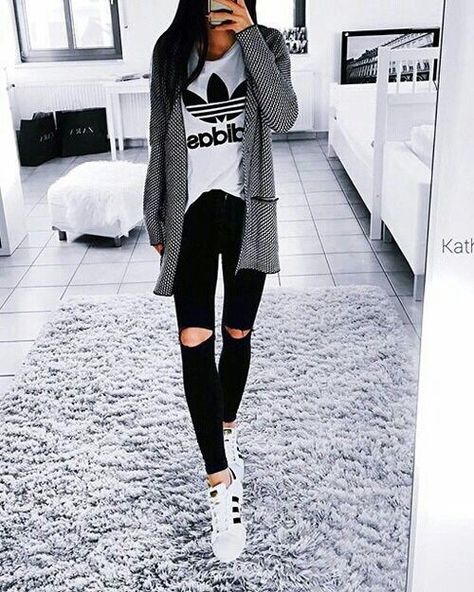 adidas playeras                                                       … Ulzzang Korea, Look Adidas, Mode Tips, Athleisure Women, Adidas Fashion, Adidas Outfit, Adidas Shirt, Outfit Casual, White Adidas