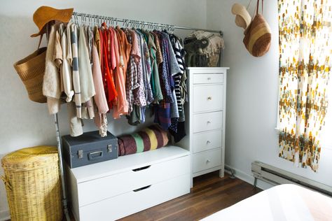 Real Small-Space Closet Solutions: How To Hang Your Clothes Out in the Open Without it Looking Like a Mess Small Space Clothing Storage, Small Apartment Therapy, Diy Clothes Storage, Small Closet Space, No Closet Solutions, Open Closet, Space Outfit, Small Space Bedroom, Small Closets