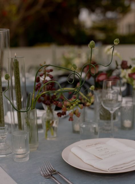 Dinner Table Flowers Centerpiece Ideas, Moody Wedding Tablescape, Minimalist Floral Tablescape, Ralph Lauren Inspired Wedding, Unique Wedding Florals, Table Scapes Wedding, Neutral Wedding Flowers Bud Vases, Minimal Floral Tablescape, Organic White Wedding Florals