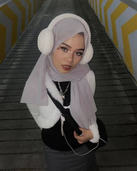 Earmuffs Outfit, Pink Hijab, Hijab Aesthetic, Hijabi Aesthetic, Ear Muffs, Hijabi Outfits Casual, Hijabi Outfits, Outfit Hijab, Vermouth