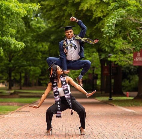 Hbcu Graduation Pictures, Hbcu Outfits, Couple Graduation Pictures, Black Fraternities, Graduation Pic Ideas, Graduation Shoot, Graduation Pic, College Graduation Photoshoot, Couple Inspo