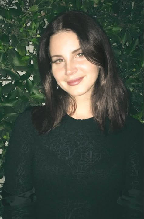 Sept.28, 2017: Lana Del Rey cut her hair as confirmed on Stella Fabinho's Instagram story ❤ #LDR Lana Goddess, Lana Del Rey Love, Lana Rey, Elizabeth Grant, Cut Her Hair, Queen Mother, Lana Del Ray, Grunge Hair, Fav Celebs