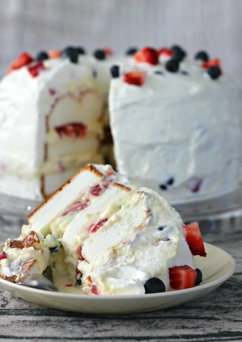 Angel Food Cake Delight with Fresh Berries Whipped Cheesecake, Berries Cake, Keto Peanut Butter Cookies, Cheesecake Pudding, Layered Desserts, Recipes Cake, Dump Cake, Angel Food Cake, Food Cake