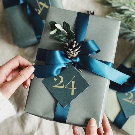 Birthday Wrapping Ideas, Professional Gift Ideas, Cute Gift Wrapping Ideas, Creative Wrapping, Christmas Wrap, Gift Wrapping Ideas, Gift Wrapping Inspiration, Diy Gifts For Him, Unique Gift Wrapping