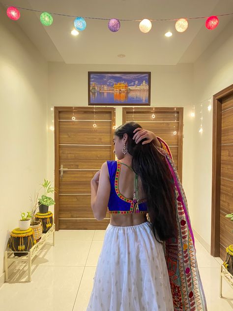 Lehnga Photoshoot Poses, Navratri Poses, Navratri Pictures, Navratri Outfits, Garba Outfit, Outfits Gorditas, Simple Lehenga, Lehenga Designs Simple, Bollywood Outfits