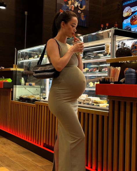 First Trimester Outfits, Pregnant Summer Outfits, Elegant Pregnancy Outfits, Classy Pregnancy Outfits, Hot Pregnancy Outfits, Elegant Maternity Dresses, Summer Pregnancy Outfits, Pregnant Outfits, Celebrity Maternity Style