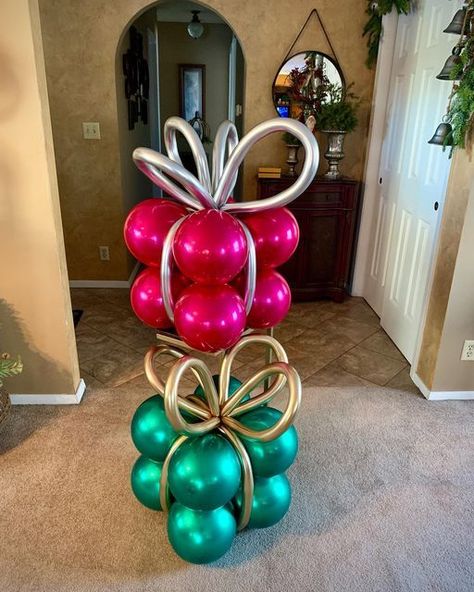 Christmas Balloon Hoop, Balloon Ornaments Christmas, Balloon Christmas Tree Ornaments, Christmas Balloon Gift, Christmas Balloon Backdrop, Christmas Balloon Decor, Balloon Present, Christmas Balloon Garland, Christmas Giving