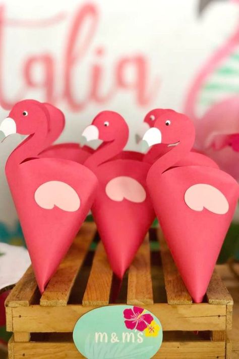 Hawaiian Birthday Party Ideas, Flamingo Centerpiece, Flamingo Party Favors, Pink Flamingo Birthday, Butterfly Party Favors, Pink Flamingo Party, Bird Birthday Parties, Flamingo Craft, Girl Birthday Party Favors