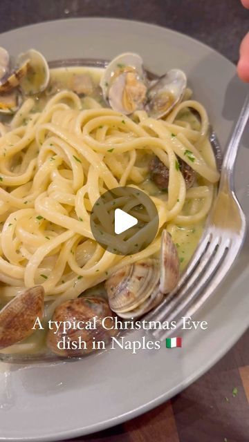 Julia Gulisano on Instagram: "On Christmas Eve dinner, almost every Neapolitan family prepares linguine with clams. How do you make an excellent dish? It should be creamy and full of flavor, not dry. Here’s how: 1) Add the clams to hot oil with unpeeled garlic cloves and parsley stems. 2) It’s important to use a lid. 3) Remove the clams as soon as they open!!! They should not cook for too long, or they will dry out. 4) Strain the clam water to be sure to remove any debris. 5) Cook the pasta in boiling hot water, but then continue cooking it in the clam water. It will absorb all the flavor this way. 6) Add water gradually, never letting it dry out too much. 7) Once the pasta is cooked, add the already cooked clams. 8) A bit of parsley, don’t forget it. 9) Drizzle a little more oil to creat Dinner Lunch Ideas, How To Cook Clams, Pasta With Clams, Linguine With Clams, Clam Pasta, Chicken Fettuccine, Christmas Eve Dinner, Alfredo Pasta, Spaghetti Pasta