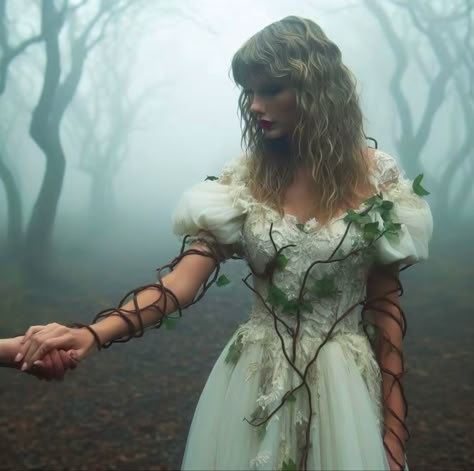 Ivy Taylor Swift Outfit, Me Music Video Outfits, Ivy Taylor Swift Aesthetic, Taylor Swift Witch, Taylor Swift Ivy, Ivy Taylor Swift, Taylor Swift Music Videos, Taylor Swift New, Coquette Christmas