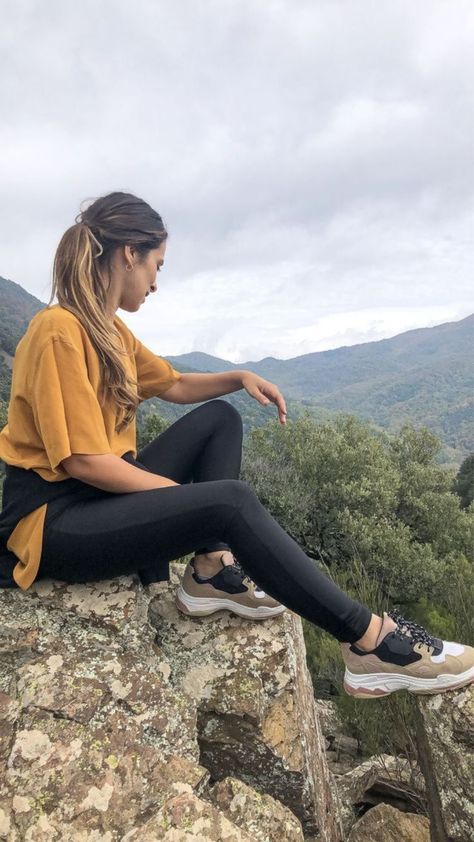 Discover the perfect blend of style and function with these functional hiking outfit ideas. Conquer the trails with confidence and efficiency. #FunctionalHikingOutfit #TrailReady #AdventureWardrobe Outfits Trekking Mujer, Trek Outfit Women, Hiking Pose, Spring Hiking Outfits, Hiking Outfit Ideas, Outfits Guide, Trekking Outfit, Hiking Attire, Hiking Outfits