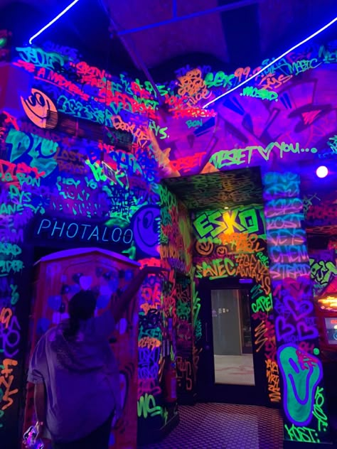 Neon Graffiti Room, Neon Graffiti Aesthetic, Blacklight Graffiti, Fluorescent Aesthetic, Graffiti Room Aesthetic, Neon Spray Paint, Fluorescent Painting, Graffiti Room, Neon Graffiti