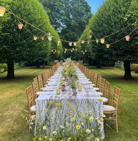 Remembering a truly wonderful party a few weekends ago, note the clever use of marbled shades @elizabeth_frances_lamps and of course the… | Instagram British Garden Party, British Party, British Garden, Summer Garden Party, French Garden, Tea Garden, Grad Parties, English Garden, 30th Birthday