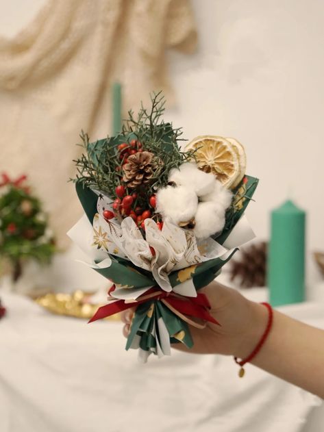 Mini Christmas Bouquet, Christmas Bouquet Gift Flowers, Christmas Flower Bouquet Gift, Flower Bouquet Christmas, Xmas Bouquets, Christmas Flower Bouquet, Homemade Bouquet, Christmas Floral Designs, Floral Packaging