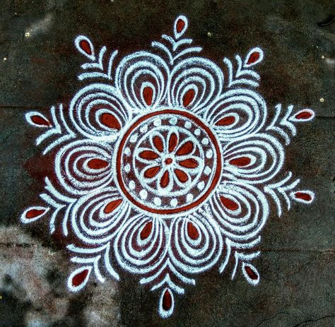 Red And White Rangoli Designs, Christmas Rangoli Design, Rangoli Designs White, Rangoli Idea, White Rangoli, Colour Rangoli, Indian Rangoli Designs, Easy Rangoli Designs Videos, Very Easy Rangoli Designs