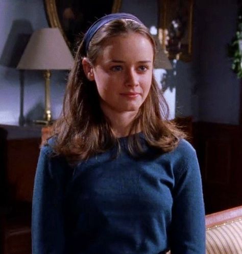 Rory Gilmore Hair, Chilton Rory, Rory Gilmore Style, Gilmore Girls Fashion, Gilmore Girls Outfits, Team Logan, Gilmore Girl, Alexis Bledel, Lorelai Gilmore