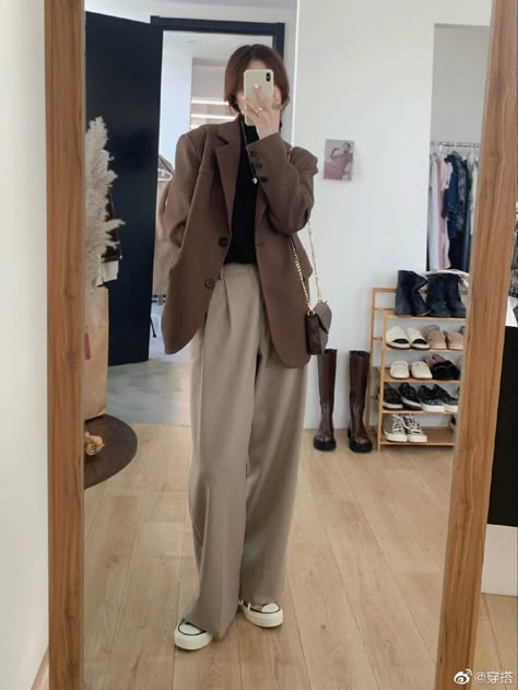 Brown Blazer Winter Outfit, Blazer Outfits Korean, Brown Korean Outfit, Brown Blazer Outfit Aesthetic, Vintage Dark Academia Outfit, Brown Trousers Outfit Korean, Korean Office Outfit, Beige Trousers Outfit Korean, Brown Coat Outfit Korean