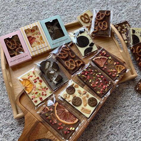 Chocolate Business Ideas, Custom Chocolate Bars, Chocolate Bar Design, Bake Sale Packaging, Homemade Chocolate Bars, Chocolate Candy Recipes, Chocolate Work, Chocolate Slabs, Hot Chocolate Gifts