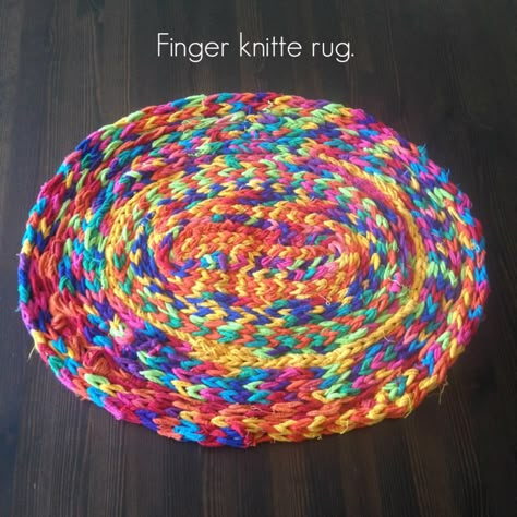 Finger Knitting For Kids, Diy Finger Knitting, Knitted Rug, Finger Knitting Projects, Yarn Crafts For Kids, Craft For Preschool, Finger Knit, Finger Crochet, Kids Knitting