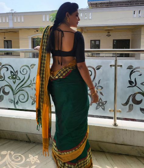 Reshma Pasupuleti, Saree Stills, Saree Backless, Backless Blouse Designs, Simple Sarees, Saree Photoshoot, Backless Blouse, Saree Styles, Indian Beauty Saree