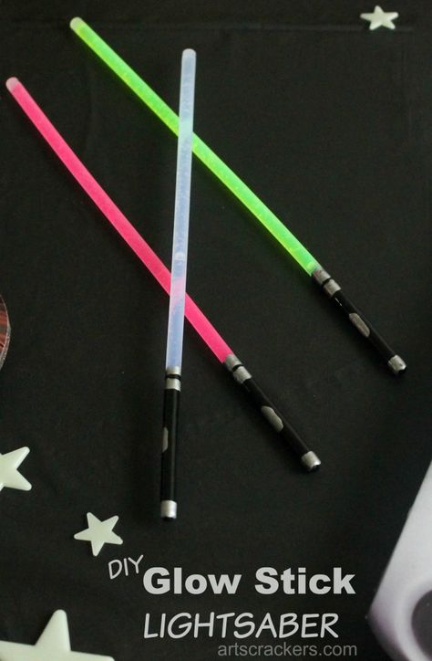 Glow Stick Lightsaber Craft made with nail polish! Diy Lightsaber, Glow Stick Wedding, Star Wars Printables, Glow Stick Party, Diy Father's Day Crafts, Sabre Laser, Diy Glow, Star Wars Crafts, Star Wars Cake