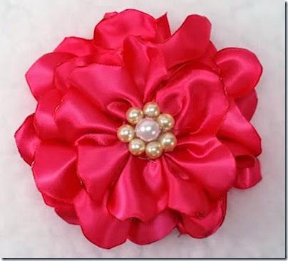 Easy Fabric Flowers, Ribbon Flower Tutorial, Simple Fabric, Making Fabric Flowers, Material Flowers, Yo Yos, Satin Ribbon Flowers, Fabric Flower Tutorial, Rose Tutorial