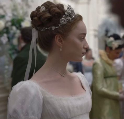 Bridgerton Crown, Bridgerton Hairstyles, Bridgerton Hair, Bridgerton Characters, Bridgerton Ball, Bridgerton Wedding, Daphne Bridgerton, Phoebe Dynevor, Victorian Hairstyles